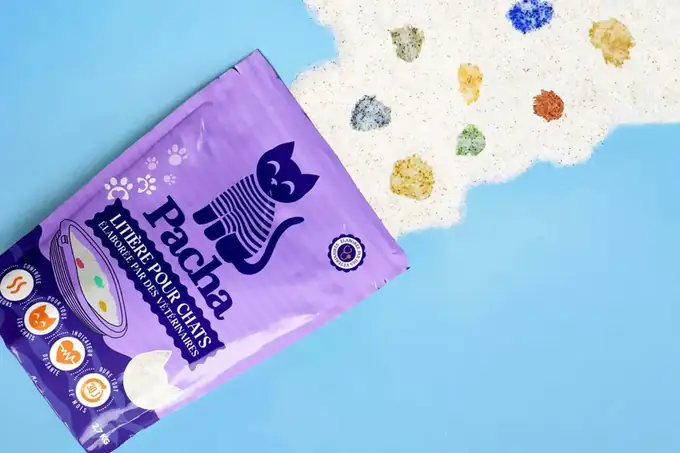 Sac de liti&egrave;re Pacha violet avec des cristaux de gel de silice blancs et des points de couleur indiquant la d&eacute;tection de sant&eacute; par pH